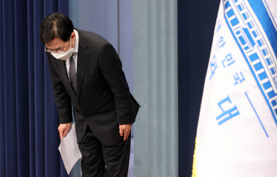 강민석 청와대 대변인이 8일 청와대 춘추관에서  4·7 재보선과 관련한 문재인 대통령의 입장을 발표하기에 앞서 인사하는 모습. 연합뉴스.